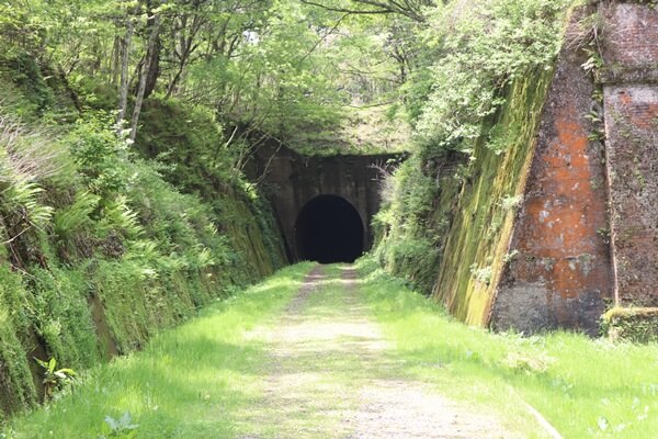 脇のトンネル