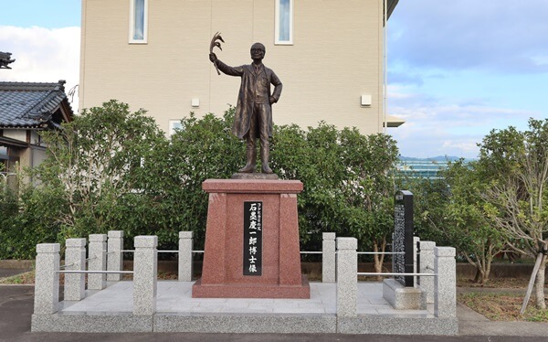 コシヒカリの父の銅像