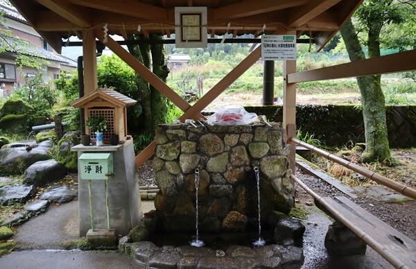 石神の湧水の水汲み場