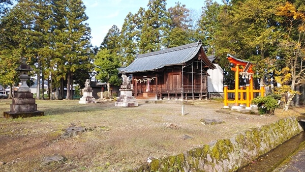 小烏神社の境内