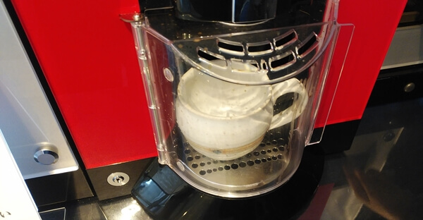 カップをコーヒーマシンにセット