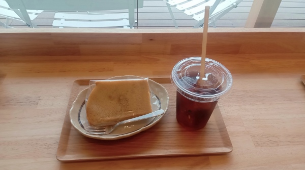 イートインスペースでコーヒーと一緒にシフォンケーキ