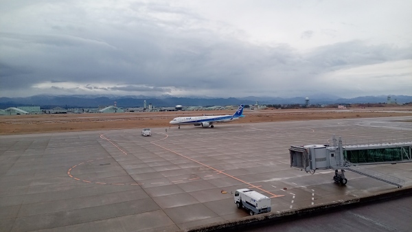 展望デッキで飛行機の着陸