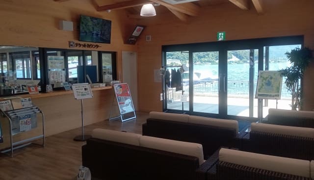 施設構成：電気推進遊覧船「Lake Cruiser」乗り場
「Shine View 五湖カフェ」