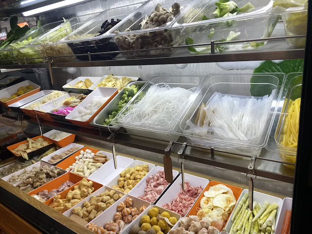 注文方法はスープを選んでから具材を取るセルフスタイル